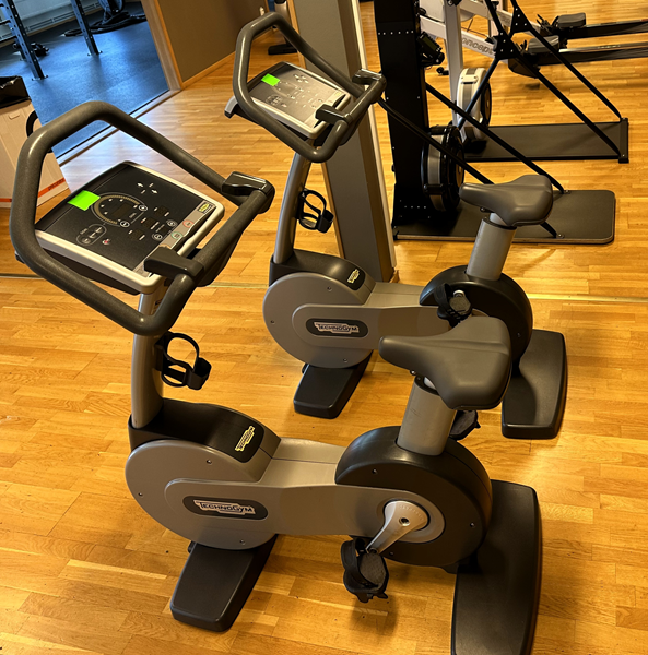 Motionscykel Upright bike EXC700 från Technogym - Motionscyklar från-Technogym-1677.jpg (1)