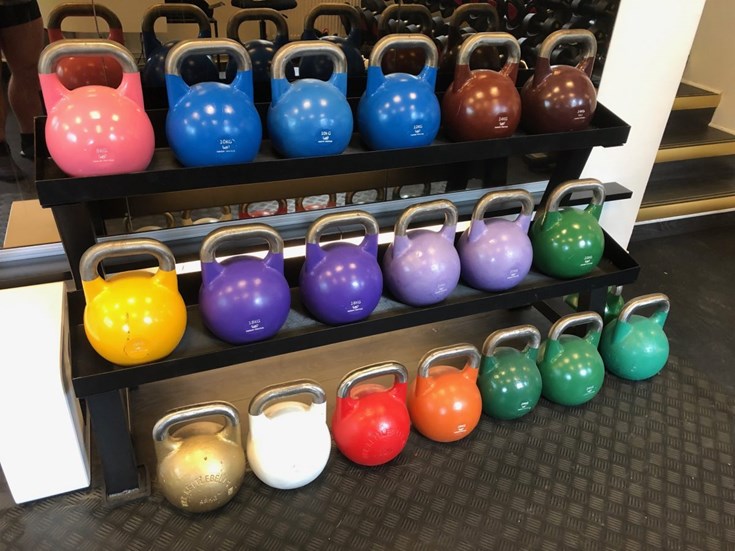 COMPETITION KETTLEBELLS  - Det är också många som upplever att det är skönare att använda kettlebells i full-storlek vid mindre vikter, där en solid järnkettlebell annars hade känts lite för liten.  Hos oss hittar du Sveriges mest prisvärda Competition Kettlebells. De kommer med grym kvalité och fantastiska priser.  Våra Competition Kettlebells håller standardiserad storlek och är färgkodade med en unik färg för varje tyngd för enkel urskiljning.  Dessa kettlebells passar lika bra i hemmet som i det kommersiella gymmet.