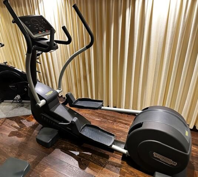 Crosstrainer Excite Syncro 700Sp - Crosstrainer Technogym syncro Sp-700 (1).jpg
