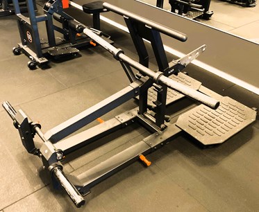 Knäböjmaskin - Booty Builder Belt Squat 2025