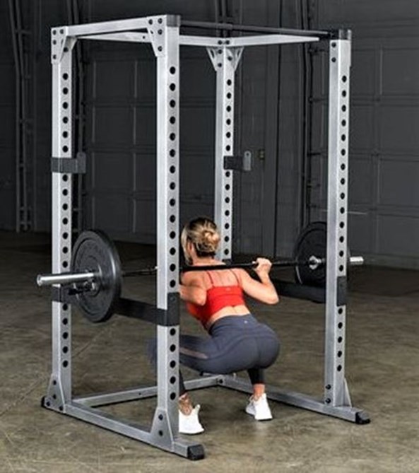 I Power Cage Body-Solid Powerstation ingår följande:  Power Cage Body-Solid Powerstation begagnad Internationell Skivstång Tyngre 20kg  Nya Internationella viktskivor med handtag för lättare hantering 157,5kg  Totalt med skivstång och vikter = 177,5kg